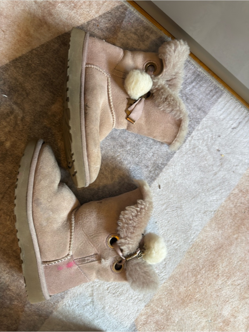 UGGS - Picture 5 of 6